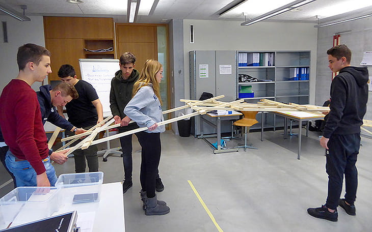 Die Teilnehmenden bauen ihre «Brücke in die Berufswelt»